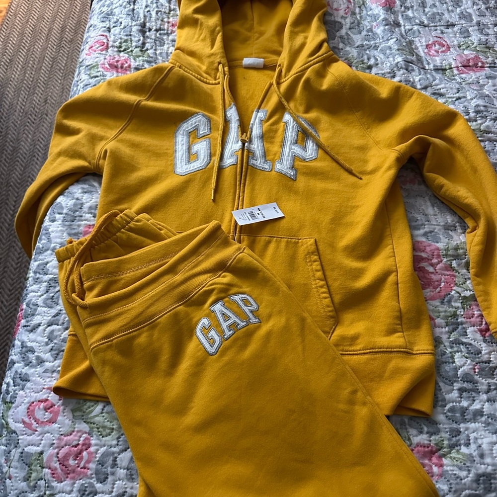 Gap sweats set